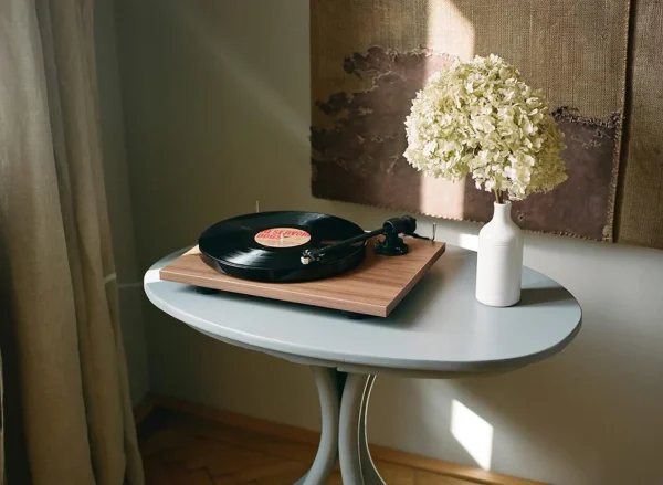 Pro-ject E1  Plug & Play Turntable - Image 2