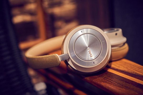 Dali IO8 Premium Wireless headphones - Image 2