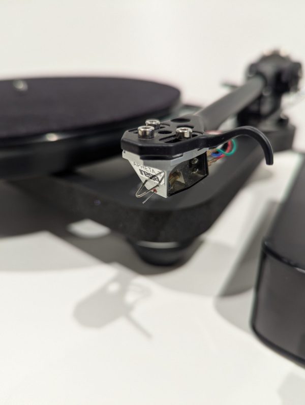 Rega Planar 8 turntable with Apheta 3 MC Cartridge. Pre-owned. - Image 2