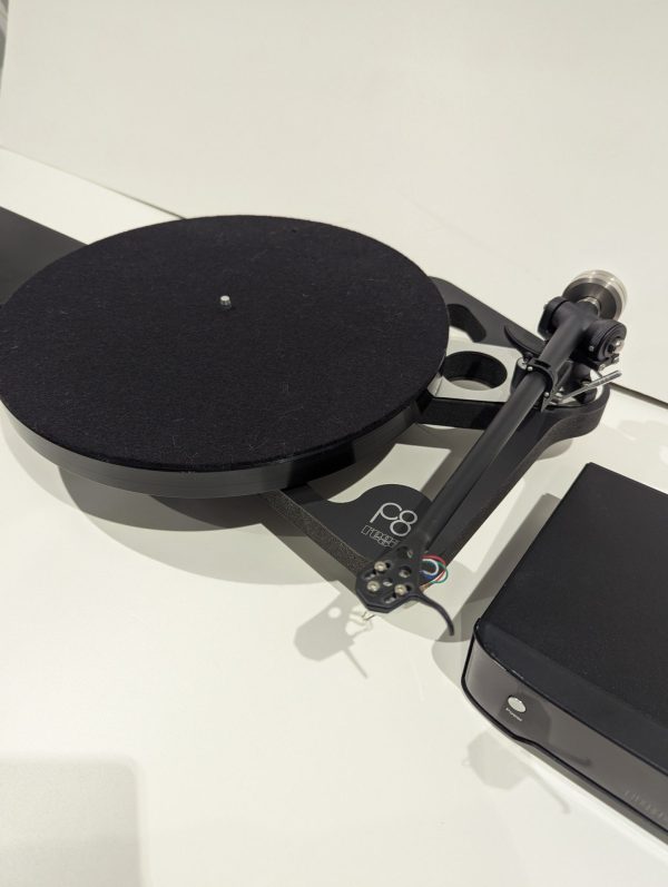 Rega Planar 8 turntable with Apheta 3 MC Cartridge. Pre-owned. - Image 4